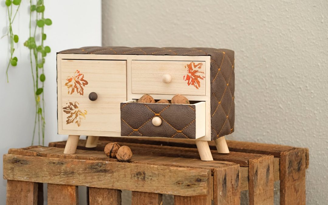 Holzdeko mit Kunstlederstoff und Linolstempel #3198