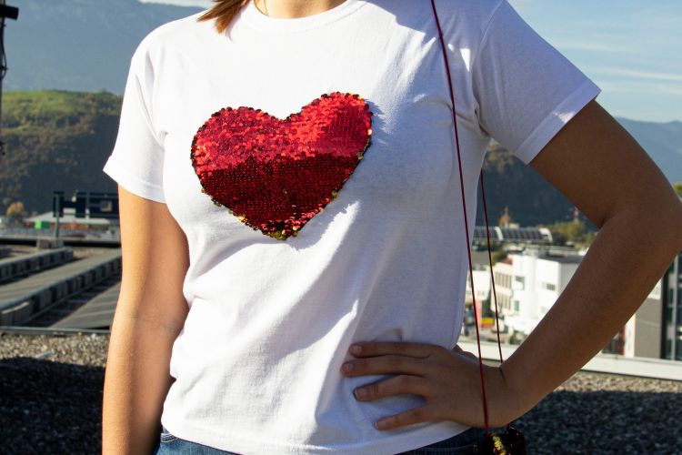 Maglietta con cuore e tasca in pailette #3225