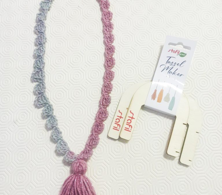 Collana con Space Glitter e nappina #3372
