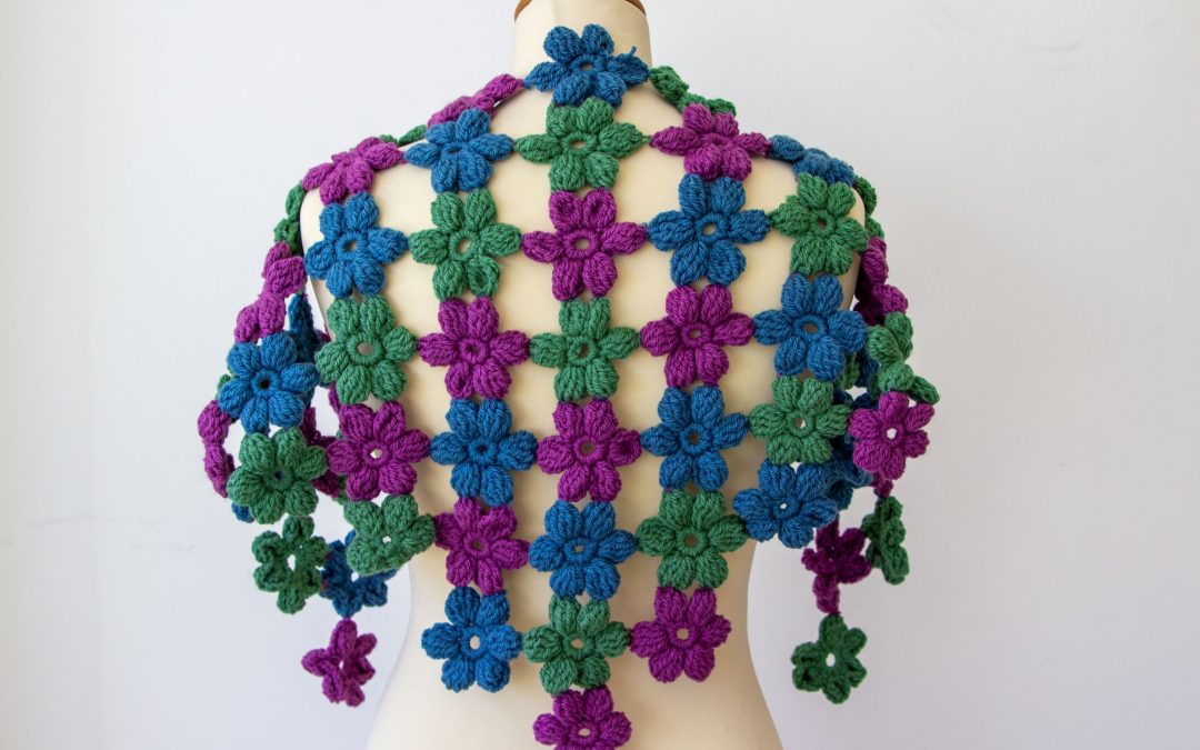 Scialle coprispalle con fiori a punto puff #3415